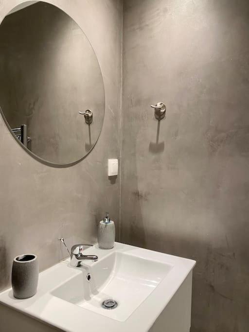 A Place 4U No10 - Garden-Level Getaway 2 Bedroom 2 Bathroom Apartment With Yard Αθήνα Εξωτερικό φωτογραφία