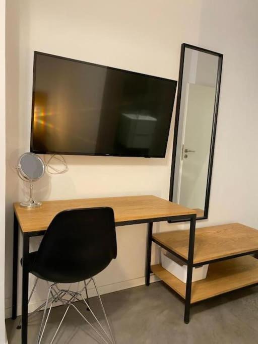 A Place 4U No10 - Garden-Level Getaway 2 Bedroom 2 Bathroom Apartment With Yard Αθήνα Εξωτερικό φωτογραφία